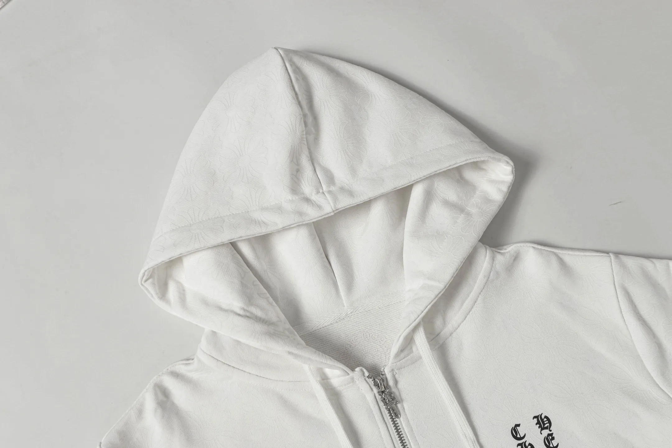 P300 cross-border model, please do not place an order if you are pursuing quality - Chrome Hearts/Chrome Hearts Sanskrit Dark Pattern Horseshoe Sanskrit Cross ✝️ Printed Zipper Sweater Cardigan Jacket - High weight, high density and high quality. The wool is soft, delicate and skin-friendly. It feels soft and silky. It has excellent warmth and skin-friendly properties. - Custom-woven and custom-dyed, no color difference. No matter the fabric or workmanship details, it beats the ordinary version on the market. - Hardware zipper accessories are all customized and full of details. -Colour: Black White Blue -Size: S M L XL